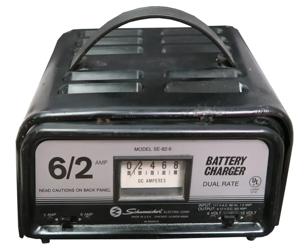  O carregador de bateria digital não carrega a bateria descarregada do automóvel